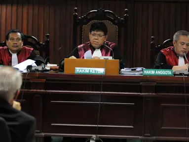 Terdakwa OC Kaligis mendengarkan hakim saat sidang pemeriksaan terdakwa di Pengadilan Tipikor, Rabu (11/11). Sidang menghadirkan saksi Yulius Irwansyah Mawarji yang merupakan anak buah OC Kaligis. (Liputan6.com/Helmi Afandi)