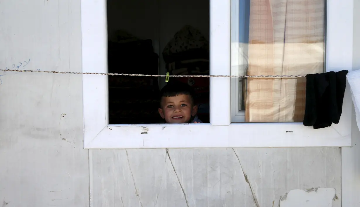 Bocah Yazidi, Emad saat berada di rumahnya di kamp pengungsian dekat Kota Duhok, Irak, pada 19 April 2016. Sejumlah anak laki-laki Yazidi dipaksa mengikuti latihan untuk menjadi penerus militan ISIS. (REUTERS / Ahmed Jadallah)