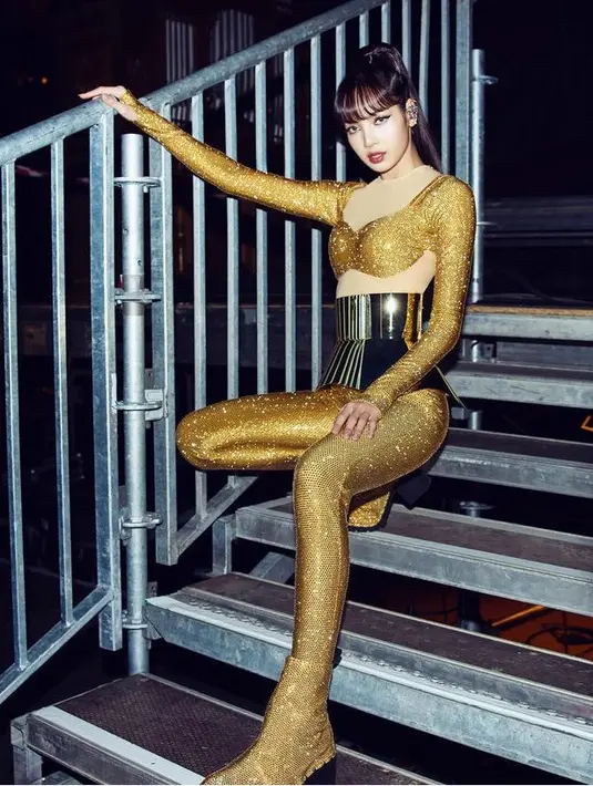Lisa baru saja mengunggah potret dirinya dengan mengenakan tampilan tak biasa. Ia mengenakan busana dengan warna gold yang dibuat oleh brand Loewe. [@lalalalisa_m]