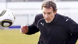 Aksi pelatih Bordeaux, Laurent Blanc dengan bola di saat sesi latihan tim yang digelar di Haillan, dekat Bordeaux, 8 Februari 2010. AFP PHOTO / PATRICK BERNARD 
