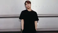 Jackson GOT7 cukup sering mengenakan kaus berwarna hitam dalam beberapa kesempatan. Penampilan kasual Jackson Wang ini tetap mampu menjadi sorotan netizen. (Liputan6.com/IG/@jacksonwang852g7)
