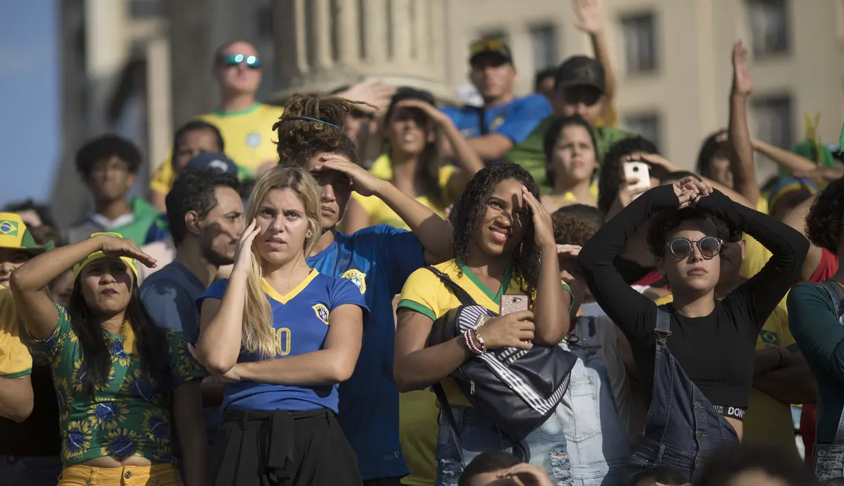 Fans cantik Brasil rela kepanasan untuk mendukung timnya melawan Swis pada laga grup E Piala Dunia 2018 di Rio de Janeiro, Brasil, (17/6/2018). Brasil dan Swis bermain imbang 1-1. (AP/Leo Correa)
