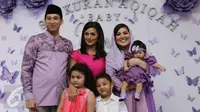 Penyanyi Krisdayanti foto bersama saat menghadiri syukuran aqiqah anak ke-2 pasangan Nindy dan Askara di Jakarta, Sabtu (21/1). (Liputan6.com/Herman Zakharia)