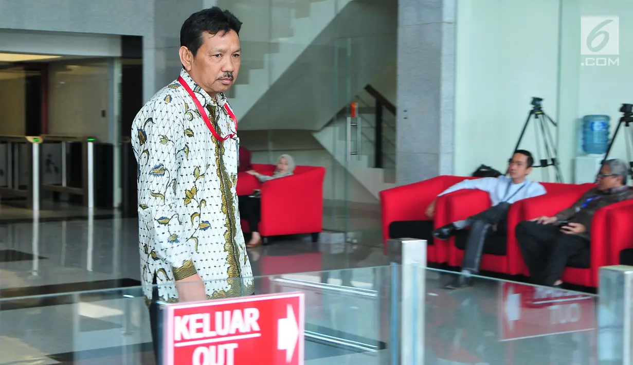 Hakim PN Jaksel Djarwanto bersiap menjalani pemeriksaan di Gedung KPK, (8/9). Djarwanto diperiksa terkait suap pengamanan perkara perdata antara PT Aquamarine Divindo Inspection dengan Eastern Jason Fabrication Services Pte Ltd (Liputan6.com/Helmi Afandi)