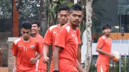 Pemain Persija Jakarta, Bambang Pamungkas saat berlatih bersama rekan-rekannya di Bandung, Sabtu (16/7/2016). (Bola.com/Nicklas Hanoatubun)