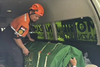 Jenazah Nuryati korban kecelakaan KRL dan KA Argo Bromo hendak dimakamkan. (Liputan6.com/Ady Anugrahadi)