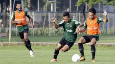 Pemain Timnas Indonesia U-22, Sani Rizki Fauzi, saat latihan di Lapangan ABC, Senayan, Jakarta, Jumat (11/1). Latihan sekaligus seleksi pemain ini untuk persiapan turnamen Piala AFF U-22. (Bola.com/M Iqbal Ichsan)