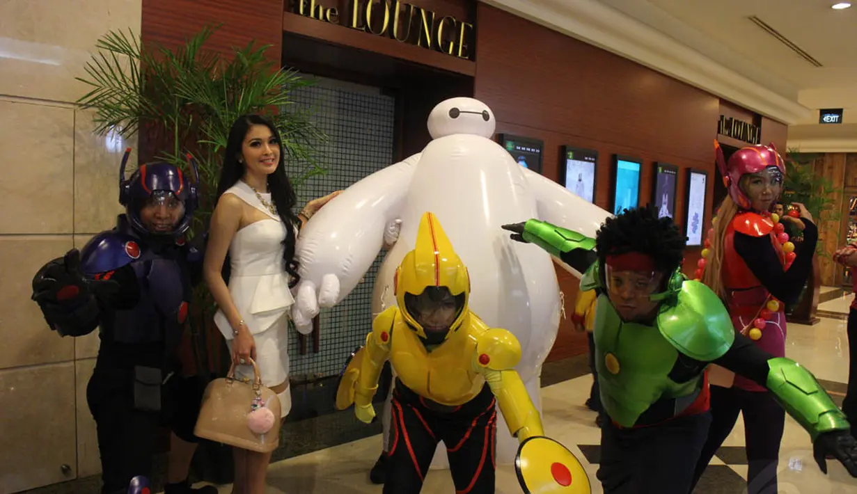 Sandra Dewi berfoto bersama para cosplay karakter film Big Hero 6 di Plaza Senayan XXI, Jakarta, Kamis (6/11/2014) (Liputan6.com/Gilar Ramdhani)