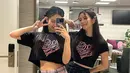 <p>Jennie dan Jisoo Blackpink kompak melakukan mirror selfie di belakang panggung. Mereka memakai salah satu kostum dalam konser Born Pink di Macau. (Foto: Jennie/ jennierubyjane)</p>