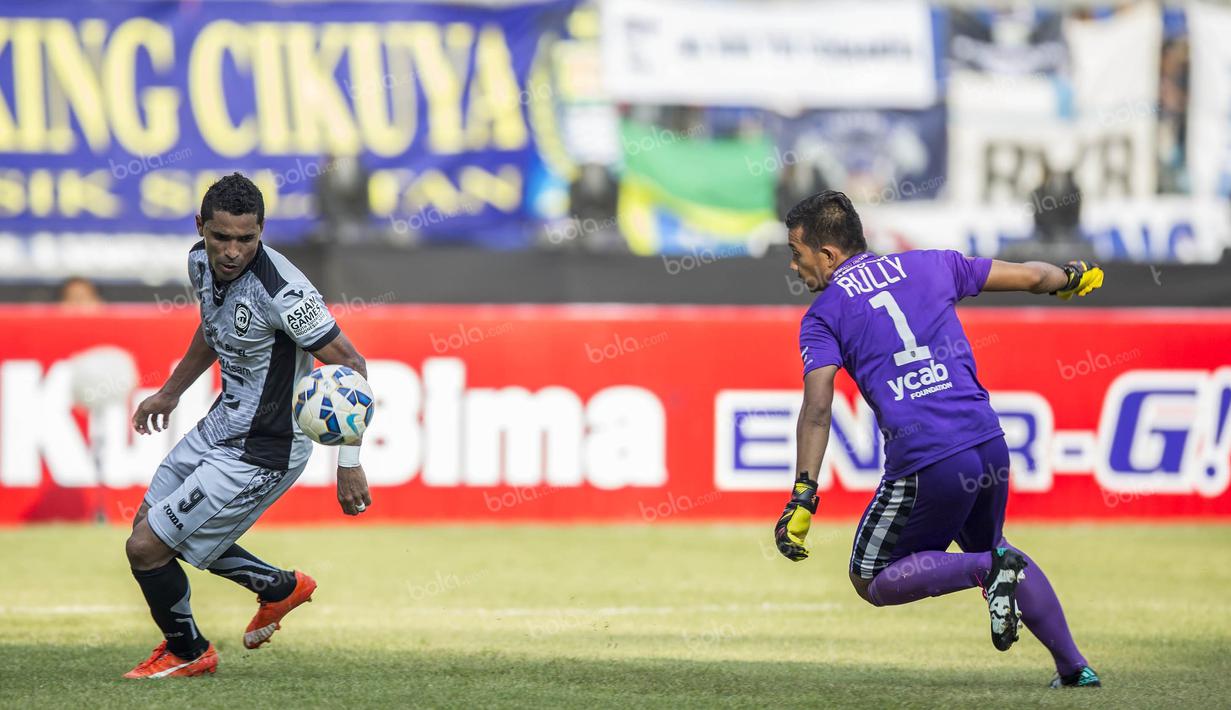 Striker Sriwijaya FC, Beto Goncalves, berusaha mengecoh kiper Bali United, Rully Desrian, pada perebutan tempat ketiga Torabika Bhayangkara Cup 2016 di Stadion Utama Gelora Bung Karno, Jakarta, Minggu (3/4/2016). (Bola.com/Vitalis Yogi Trisna)