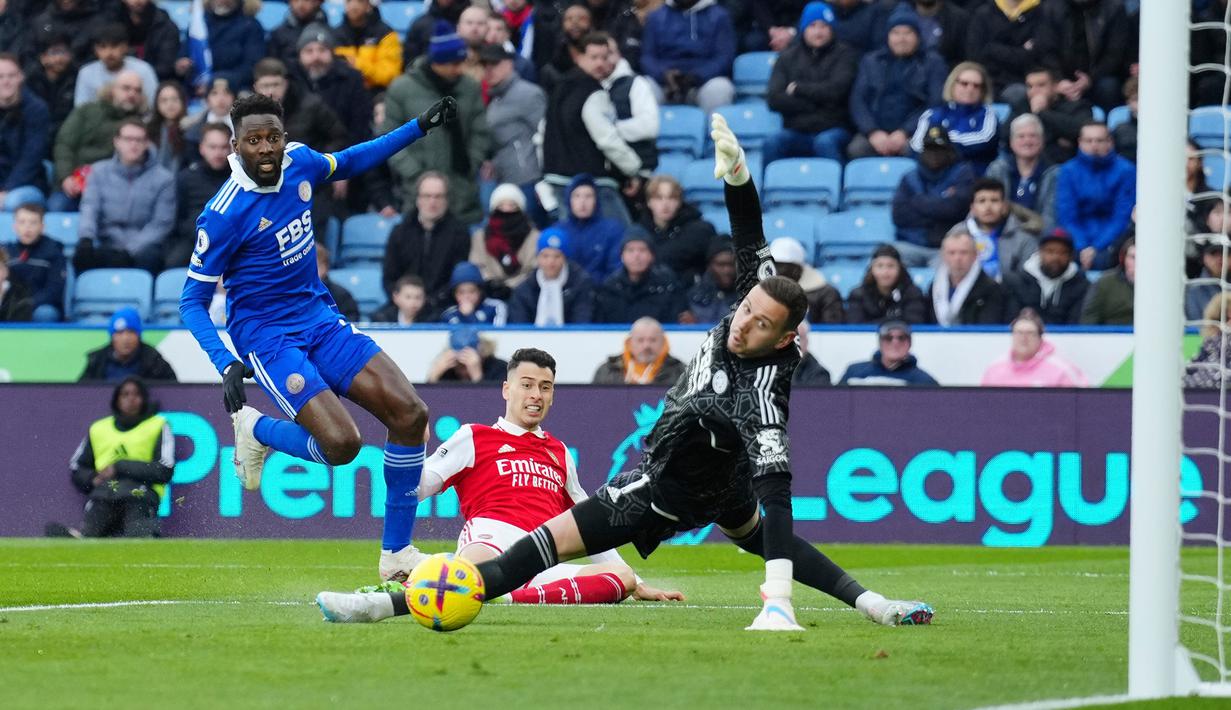 Pemain Arsenal Gabriel Martinelli (tengah) mencetak gol melewati kiper Leicester City Danny Ward pada pertandingan sepak bola Liga Inggris di The King Power Stadium, Leicester, Inggris, 25 Februari 2023. Arsenal mengalahkan Leicester City dengan skor 1-0. (AP Photo/Jon Super)