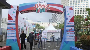 Seorang petugas keamanan berjaga di pintu masuk acara BRIZZI Vidio Fair 2017 di The Space Senayan City, Jakarta, Sabtu (9/12). Acara Brizzi bersama dengan Vidio.com tersebut bertema Perbankan Versi Gue. (Liputan6.com/Herman Zakharia)