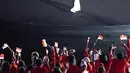 Penyanyi dangdut, Via Vallen membawakan  lagu "Meraih Bintang" pada pembukaan Asian Games 2018 di Stadion Gelora Bung Karno, Jakarta, Sabtu (18/8). Penampilan Via Vallen ditutup dengan kembang api. (Liputan6.com/ Fery Pradolo)