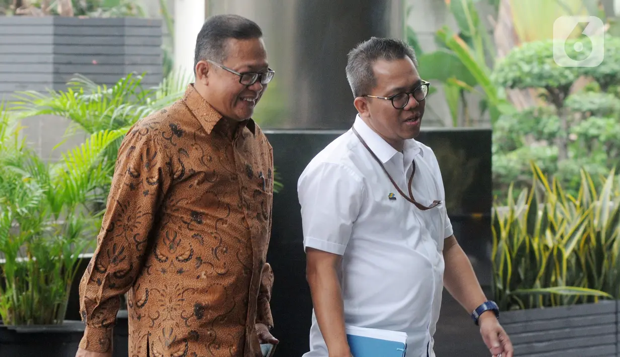 Dirut PTPN IX Iryanto Hutagaol (kiri) tiba di Gedung KPK, Jakarta, Selasa (12/11/2019). Iryanto diperiksa sebagai saksi untuk tersangka Direktur Pemasaran PTPN III (Persero) I Kadek Kertha Laksana terkait suap pengelolaan distribusi gula di PTPN III 2019. (merdeka.com/Dwi Narwoko)