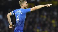 Bek Arsenal Per Mertesacker melakukan selebrasi usai menjebol gawang Watford, Sabtu (14/10/2017). (AFP /GLYN KIRK)