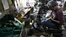 Seorang perajin menyelesaikan pembuatan sepatu di Jakarta, Jumat (17/1/2020). Pengamat menilai perlambatan pertumbuhan kredit usaha mikro, kecil, dan menengah (UMKM) berpotensi tidak akan berlanjut pada tahun ini. (Liputan6.com/Angga Yuniar)