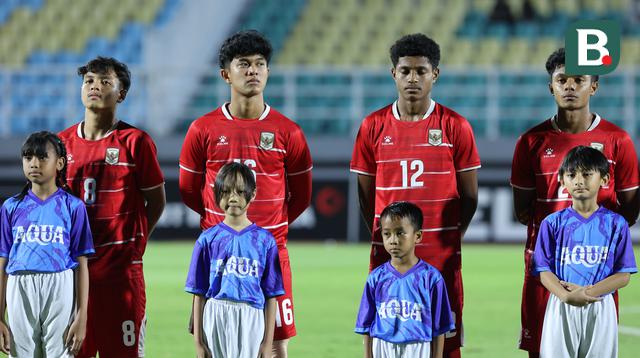 Pandu Aryo Wicaksono (tengah kiri), Peres Awkila Tjoe (tengah kanan), dan sejumlah pemain Timnas Indonesia U-17 menyanyikan lagu kebangsaan Indonesia Raya dalam laga Grup A Piala AFF U-17 2026 melawan Vietnam di Stadion Gelora Delta Sidoarjo, Sidoarjo, Jawa Timur, Minggu (19/04/2026). (Bola.com/M Iqbal Ichsan)