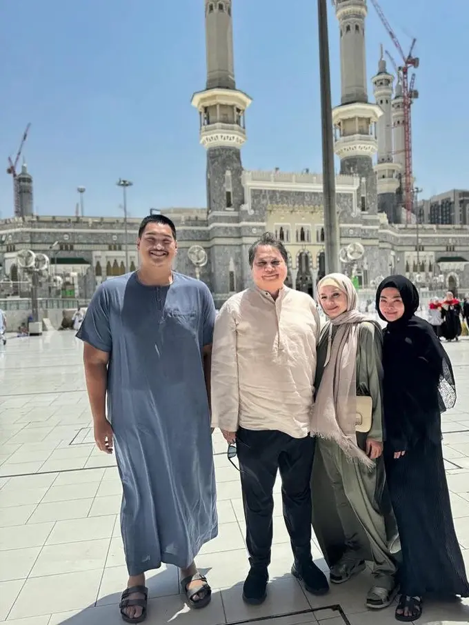 Istri Menteri Perekonomian dan Menteri Olahraga saat menjalankan ibadah umrah