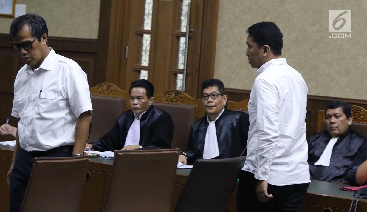 Terdakwa suap DPRD Sumut, Tunggul Siagian dan Fahru Rozi bersiap menjalani sidang di Pengadilan Tipikor, Jakarta, Kamis (27/12). Tujuh mantan anggota DPRD Sumut didakwa menerima suap dari Gatot Pujo Nugroho. (Liputan6.com/Helmi Fithriansyah)