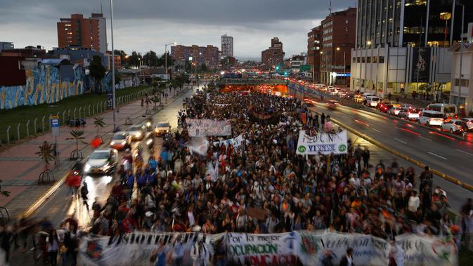 Mahasiswa berjalan kaki saat menggelar aksi protes menuntut peningkatan anggaran pendidikan di Bogota, Kolombia, Rabu (31/10). (AP Photo/Fernando Vergara)