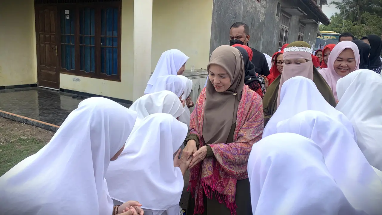 Istri calon presiden nomor urut 3, Ganjar Pranowo, Siti Atikoh