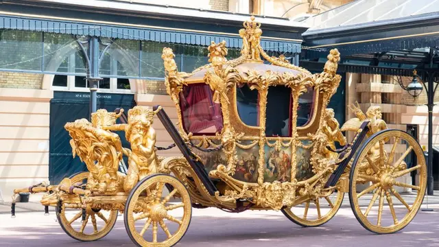 Gold State Coach, kereta kencana yang akan dinaiki oleh Raja Charles III dan Ratu Camilla dari  Westminster Abbey kembali ke Istana Buckingham usai acara penobatan 6 Mei 2023. (Foto: Situs Resmi Royal UK)