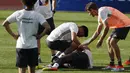 Sejumlah pemain timnas Jerman saat melihat kondisi Jerome Boateng yang terkapar di Stade Camille Fournier, Perancis, (7/6). (REUTERS / Denis Balibouse)