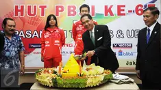 Ketua Umum PBSI Gita Wirjawan (kedua kanan) memotong tumpeng saat perayaan HUT Persatuan Bulutangkis Seluruh Indonesia ke-65 di Jakarta, Senin (9/5/2016). HUT PBSI diikuti dengan pelepasan tim Thomas dan Uber Indonesia. (Liputan6.com/Helmi Fithriansyah)