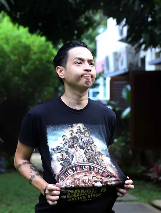 Sambil ketawa ia mengatakan bahwa menjadi sutradara, honornya lebih besar. (Nurwahyunan/Bintang.com)