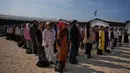 Pembelajaran kembali berlangsung meski dalam kondisi yang sangat menantang di tengah reruntuhan dan keterbatasan fasilitas. Tampak dalam foto, para siswa menghadiri upacara pagi di sebuah sekolah yang didirikan di pantai di Khan Younis, bagian selatan Jalur Gaza, pada Rabu, 12 November 2025. (AP Photo/Abdel Kareem Hana)