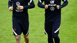 (Dari kiri) Bek Prancis Lucas Hernandez dan Theo Hernandez ambil bagian dalam sesi latihan menjelang laga persahabatan internasional, di stadion Pierre-Mauroy, dekat Lille, Senin (28/3/2022). Prancis akan beruji coba melawan Afrika Selatan pada Rabu, 30 Maret 2022 dini hari WIB. (FRANCK FIFE / AFP)
