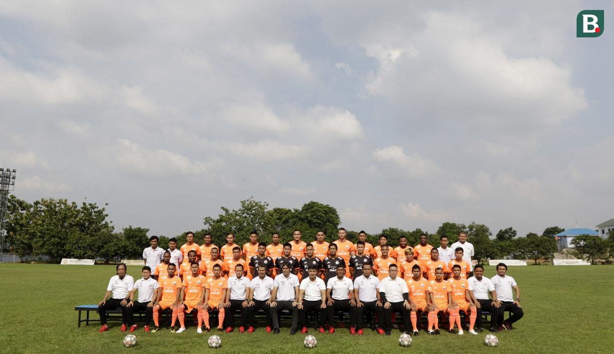Pemain Persija Jakarta melakukan sesi foto sebelum latihan jelang laga Liga 1 di Lapangan Sutasoma, Jakarta, Jumat (07/12). Persija akan berhadapan dengan Mitra Kukar. (Bola.com/M Iqbal Ichsan)