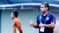 Pelatih Persita Tangerang, Luis Duran, saat melawan PSS Sleman pada laga pekan ke-28 BRI Liga 1 2022/2023 di Stadion Indomilk Arena, Tangerang, Kamis (2/3/2023). Persita menang dengan skor 2-1. (Bola.com/M Iqbal Ichsan)