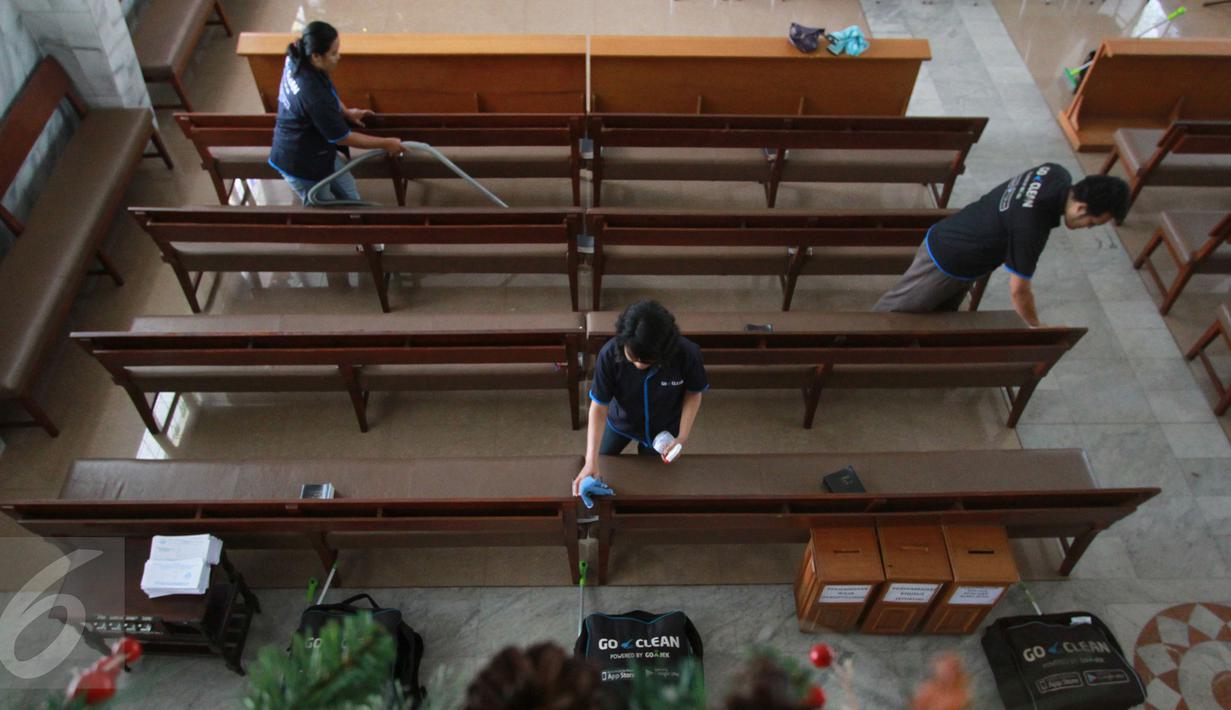 Petugas GO-CLEAN membersihkan kursi ruang ibadah di GPIB Effatha di kawasan Melawai Jakarta Selatan, (21/12). Melalui program ini, GO-CLEAN membersihkan 50 gereja di Jabodetabek, Bandung, Semarang, Surabaya, Bali dan Medan. (Liputan6.com/Fery Pradolo)
