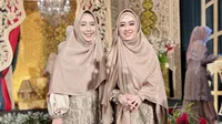 Kekompakan Oki Setiana Dewi dan Shindy Putri di Acara Ngunduh Mantu Ria Ricis. (Sumber: Instagram/okisetianadewi)