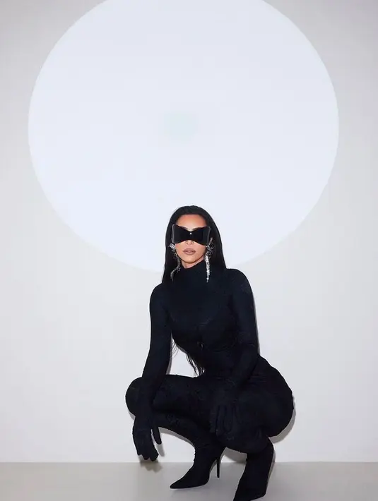 Perempuan berusia 41 tahun itu mendapat penghargaan fashion icon karena selera fashionnya yang tajam. Dalam pidatonya, Kim Kardashian mengatakan sang mantan suami, Kanye West yang telah memperkenalkannya pada dunia mode. (Instagram/kimkardashian).