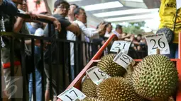 Berbagai durian lokal unggulan dihadirkan pada acara Durian Fair 2016 di Blok M Square, Jakarta, Sabtu (27/2). Dalam acara ini, pengunjung bisa menemukan sekitar 20 jenis durian unggul dari berbagai daerah di Jateng dan Jabar. (Liputan6.com/Yoppy Renato)