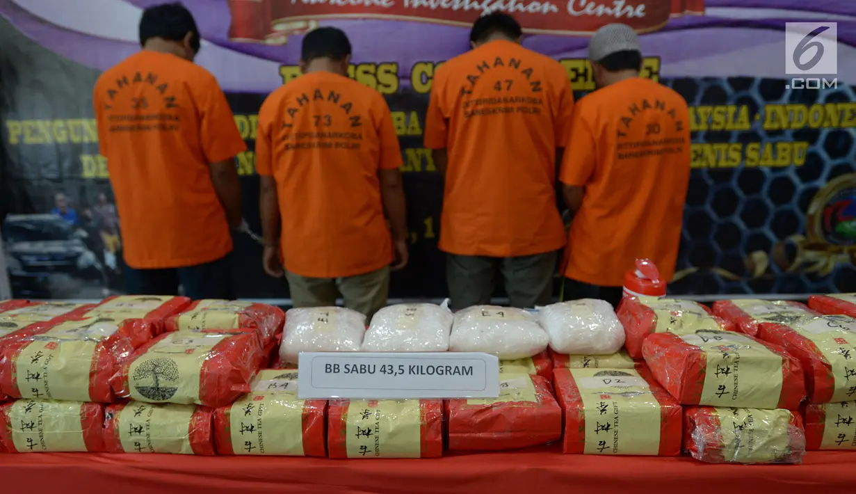Tersangka dan barang bukti saat rilis pengungkapan peredaran narkotika jaringan internasional Malaysia-Indonesia di Bareskrim, Mabes Polri, Jakarta, Kamis (1/8/2019). Dit Tipidnarkoba Bareskrim Polri mengamankan barang bukti 43,5 kg sabu Kabupaten Bengkalis, Riau. (merdeka.com/Imam Buhori)