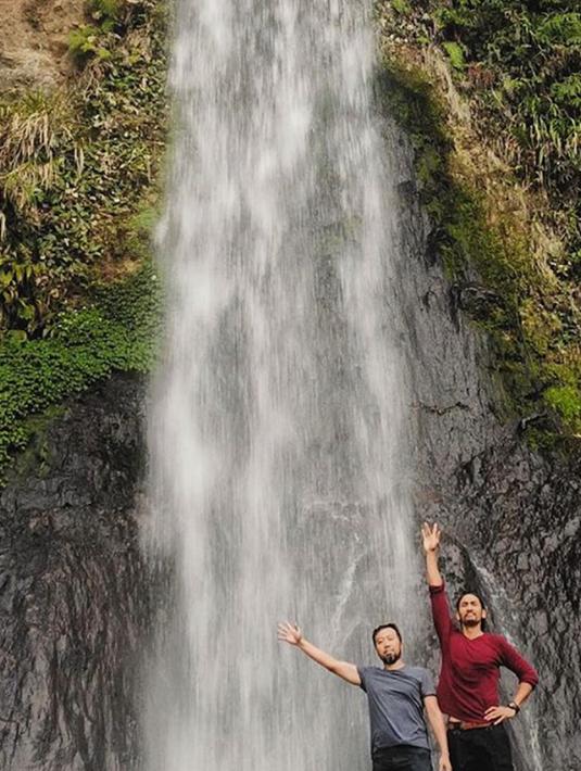 Restu Sinaga bersama kawan di Curug Cigamea, Gunung Salak.  (Instagram/ restusinaga)