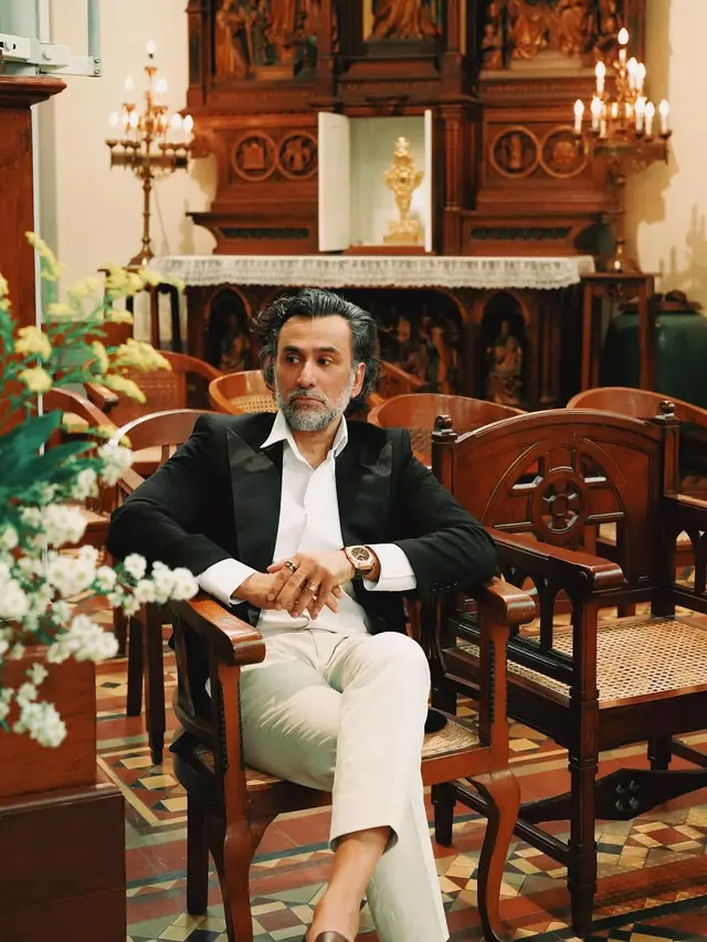 6 Inspirasi Outfit Jeremy Thomas di Usia 50-an, Enggak Kalah Stylish dari Anak Muda