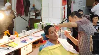 Sandiaga Uno pangkas rambut di Ko Tang. (Merdeka.com)