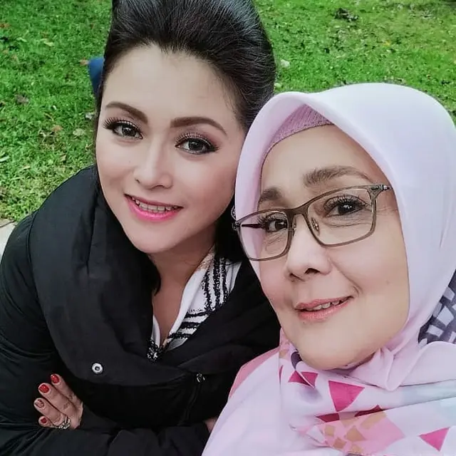 6 Potret Kebersamaan Nessa Sadin dan Uci Bing Slamet, Sama-sama Awet Muda
