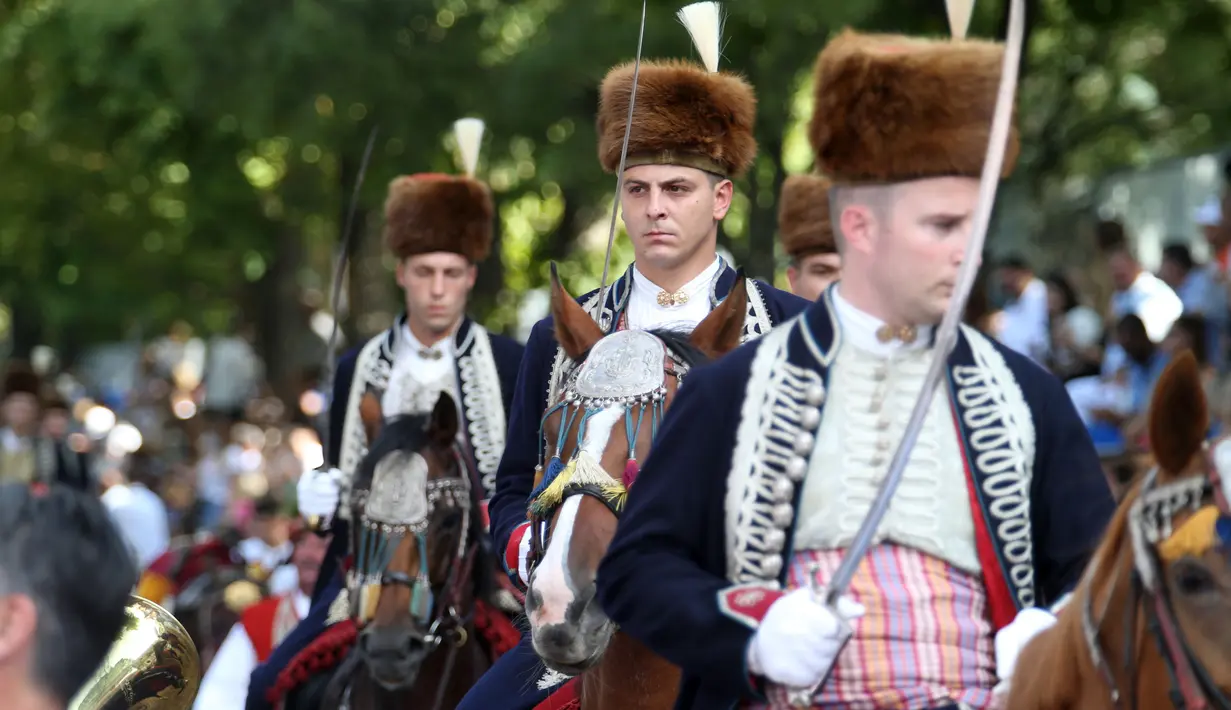 Para penunggang kuda dengan kostum tradisional berpawai saat turnamen lancing Sinjska Alka di Sinj, Kroasia, 9 Agustus 2020. Kompetisi berkuda yang diadakan setiap hari Minggu pertama bulan Agustus itu memperingati kemenangan atas pasukan Ottoman pada 14 Agustus 1715. (Xinhua/Pixsell/Ivo Cagalj)