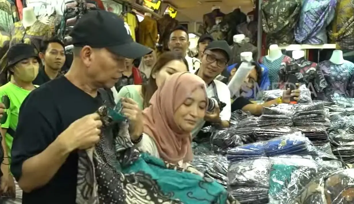 Ayu Ting Ting bersama Ayah Ojak di Pasar Tanah Abang [YouTube/Trans7 Official]