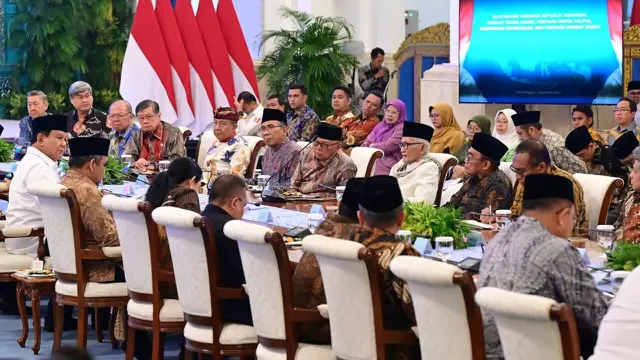 Presiden Prabowo Subianto saat berdiskusi dengan tokoh lintas agama, kelompok agama, hingga pimpinan partai politik (parpol) di Kompleks Istana Kepresidenan Jakarta.