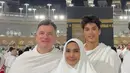 Maudy memilih umrah di penghujung tahun 2024 bersama suami dan putranya. Tampak keluarga ini pun berfoto di depan Ka'bah dengan pakaian serba putih. [@maudykoesnaedi]