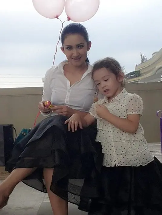 Dalam foto ini, Nafa Urbach dan Mikhaela tampil kompak dengan mengenakan busana bernuansa hitam putih. (Foto: instagram.com/nafaurbach)