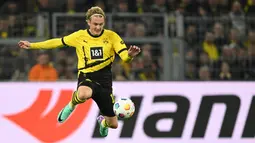Pemain Borussia Dortmund, Julian Brandt, mengontrol bola saat melawan Werder Bremen pada laga Bundesliga di Stadion Signal Iduna Park, Sabtu (21/10/2023). (AFP/Ina Fassbender)
