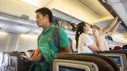 Gelandang Timnas Indonesia, Bayu Gatra, mencari tempat duduk saat berada di dalam pesawat yang mengantarnya terbang dari Thailand menuju Indonesia pada Minggu (18/12/2016). (Bola.com/Vitalis Yogi Trisna)
