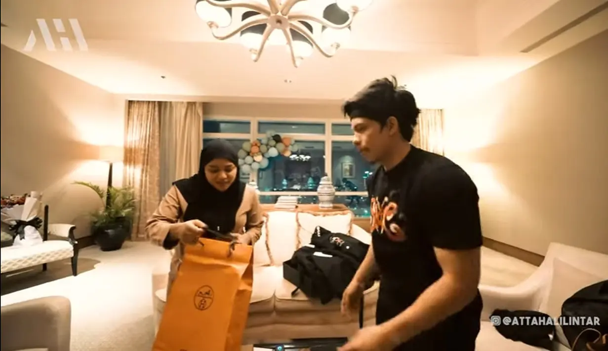 Atta Halilintar buka kado Ultah (Youtube/ AH)